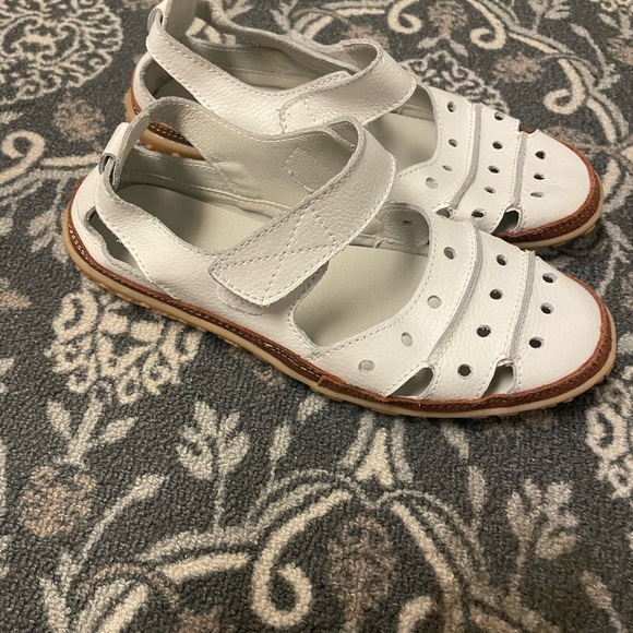 OWLKAY Stride Harmony Hollow Womens White Leather Hook Flat Sandal 8.5/41 - Picture 4 of 9